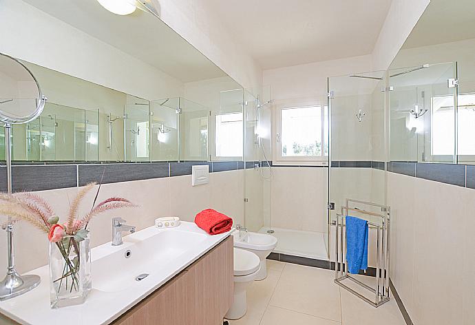 Bathroom with shower . - Villa Paola . (Fotogalerie) }}