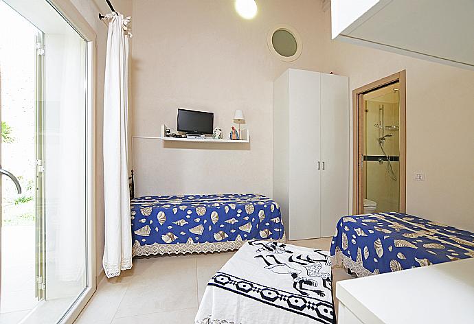 Twin bedroom with en suite bathroom and A/C . - Villa Paola . (Photo Gallery) }}