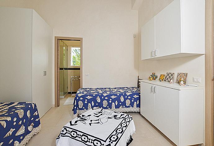 Twin bedroom with en suite bathroom and A/C . - Villa Paola . (Fotogalerie) }}