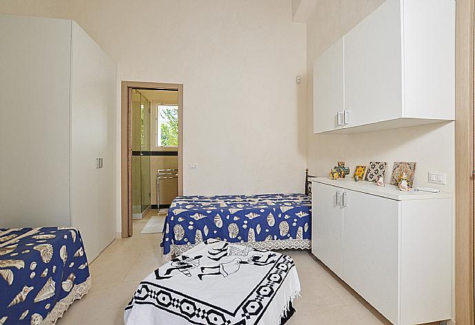 Twin bedroom with en suite bathroom and A/C . - Villa Paola . (Photo Gallery) }}