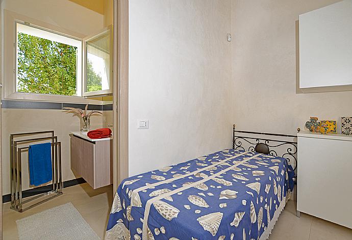 Twin bedroom with en suite bathroom and A/C . - Villa Paola . (Galleria fotografica) }}