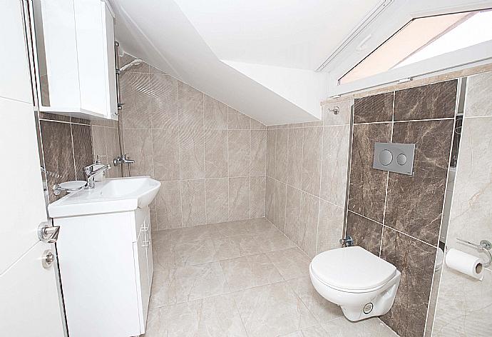 En suite bathoom with shower . - Villa Heyday . (Photo Gallery) }}