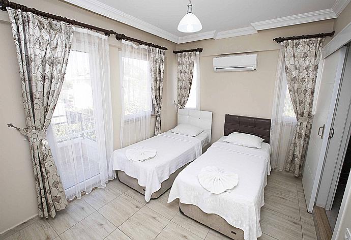 Twin bedroom with A/C . - Villa Heyday . (Fotogalerie) }}