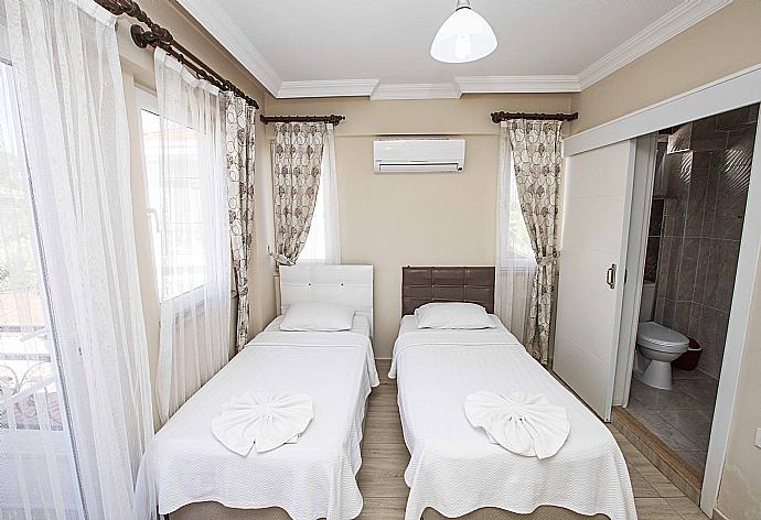 Twin bedroom with A/C . - Villa Heyday . (Photo Gallery) }}