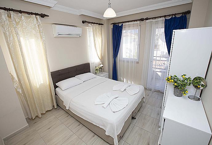 Double bedroom with A/C . - Villa Heyday . (Photo Gallery) }}