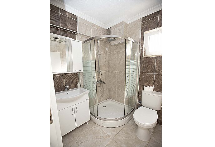 En suite bathoom with shower . - Villa Heyday . (Galerie de photos) }}