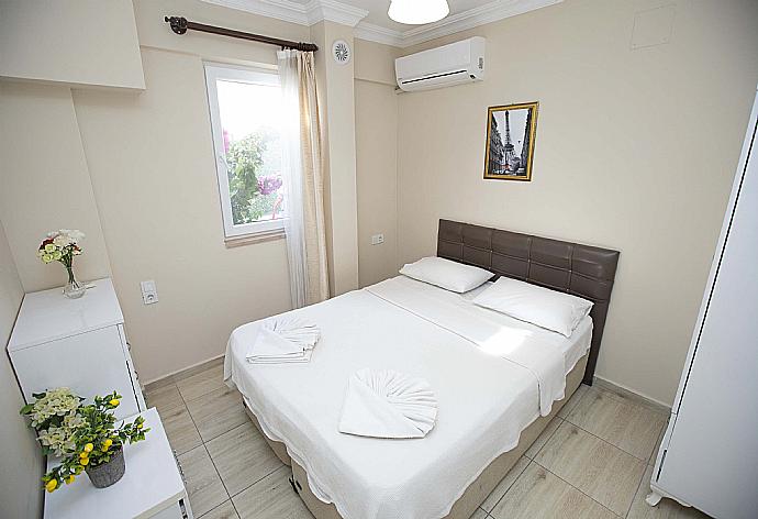 Double bedroom with A/C . - Villa Heyday . (Galería de imágenes) }}