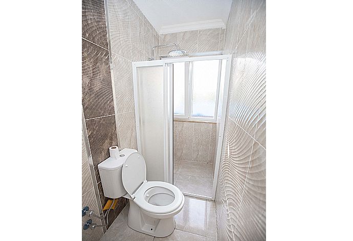 Family bathoom with shower . - Villa Heyday . (Fotogalerie) }}