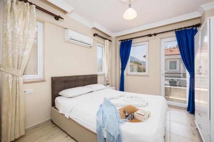 Double bedroom with en suite bathroom and A/C . - Villa Heyday . (Photo Gallery) }}