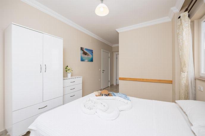 Double bedroom with en suite bathroom and A/C . - Villa Heyday . (Photo Gallery) }}