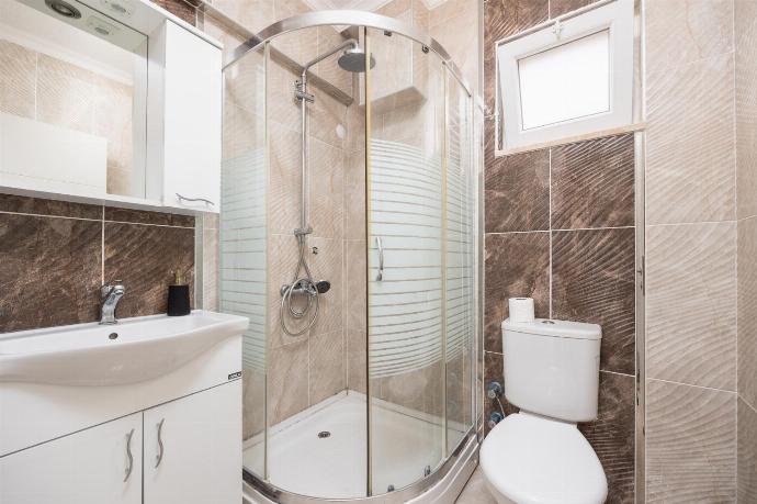 En suite bathroom with shower . - Villa Heyday . (Photo Gallery) }}