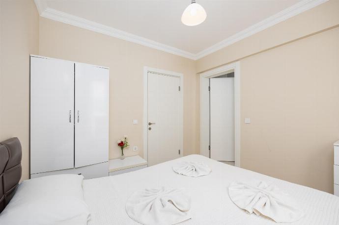 Double bedroom with en suite bathroom and A/C . - Villa Heyday . (Photo Gallery) }}