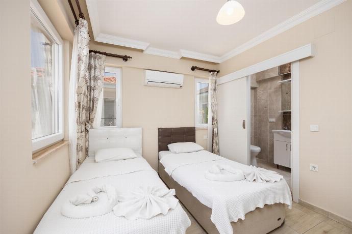 Twin bedroom with en suite bathroom and A/C . - Villa Heyday . (Photo Gallery) }}