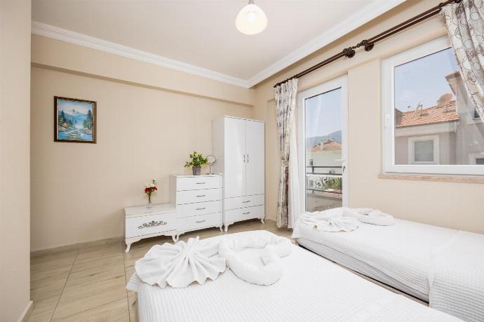 Twin bedroom with en suite bathroom and A/C . - Villa Heyday . (Photo Gallery) }}