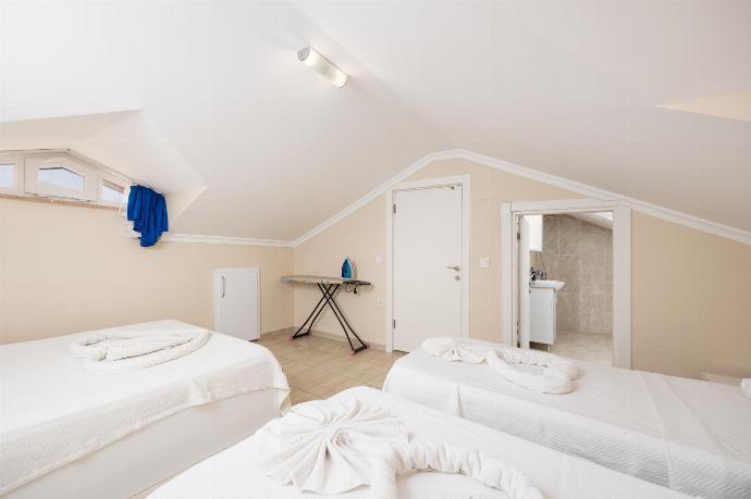 Bedroom with double bed and two single beds, en suite bathroom, and A/C . - Villa Heyday . (Photo Gallery) }}