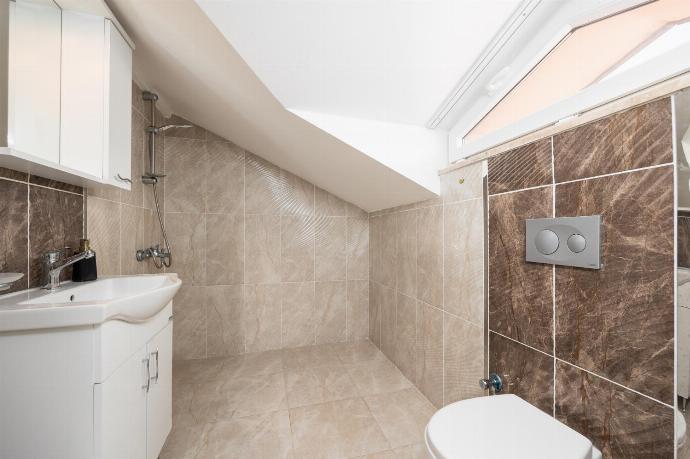 En suite bathroom with shower . - Villa Heyday . (Photo Gallery) }}