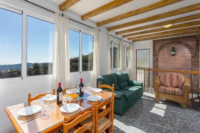 Open-plan living room with sofa, dining area, kitchen, ornamental fireplace, A/C, WiFi internet, satellite TV, and sea views . - Villa Casa Leo . (Fotogalerie) }}