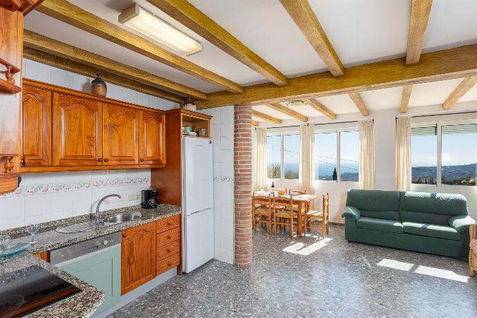 Open-plan living room with sofa, dining area, kitchen, ornamental fireplace, A/C, WiFi internet, satellite TV, and sea views . - Villa Casa Leo . (Galleria fotografica) }}