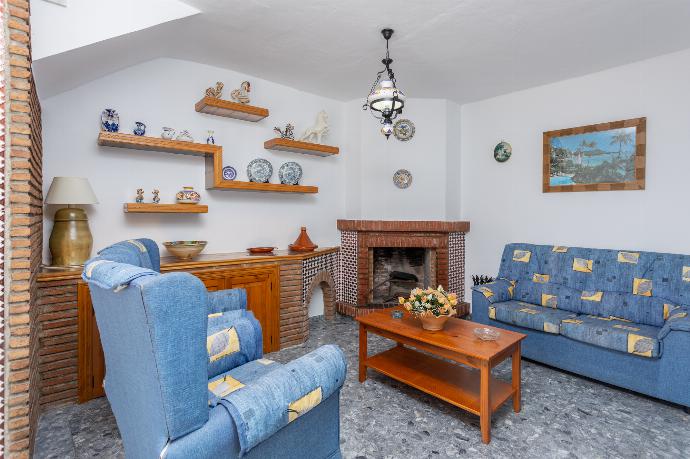 Living area with sofa and ornamental fireplace . - Villa Casa Leo . (Fotogalerie) }}