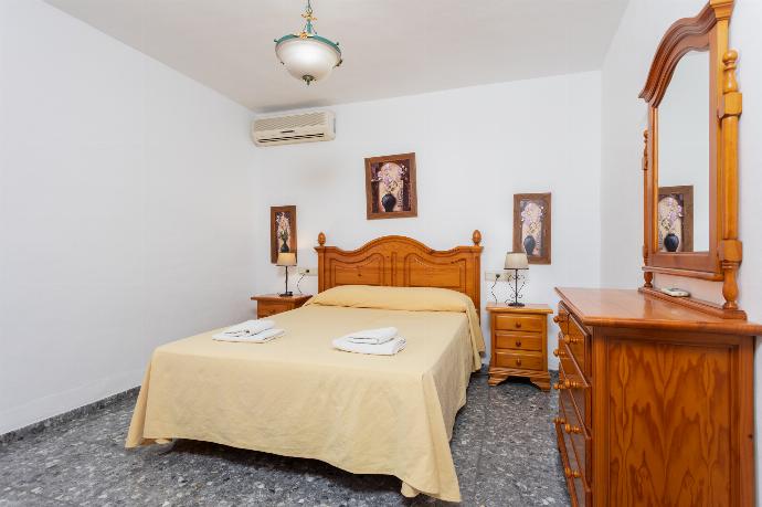 Double bedroom with A/C . - Villa Casa Leo . (Galería de imágenes) }}