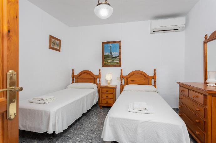 Twin bedroom with A/C . - Villa Casa Leo . (Photo Gallery) }}