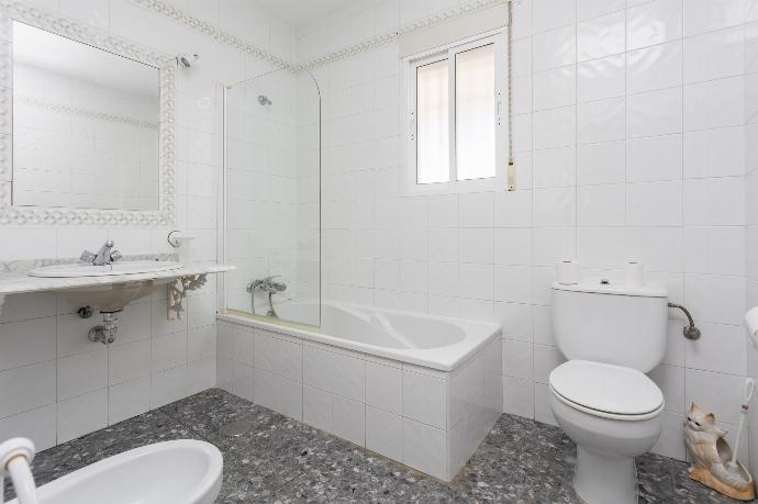 Family bathroom with bath and shower . - Villa Casa Leo . (Fotogalerie) }}