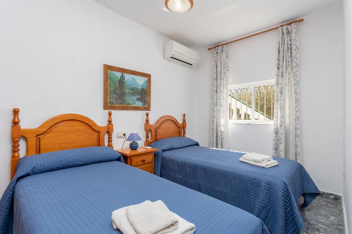 Twin bedroom with A/C . - Villa Casa Leo . (Галерея фотографий) }}