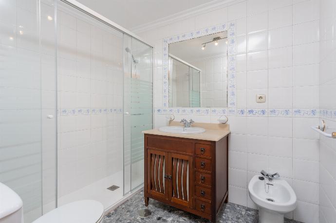 Family bathroom with shower . - Villa Casa Leo . (Fotogalerie) }}