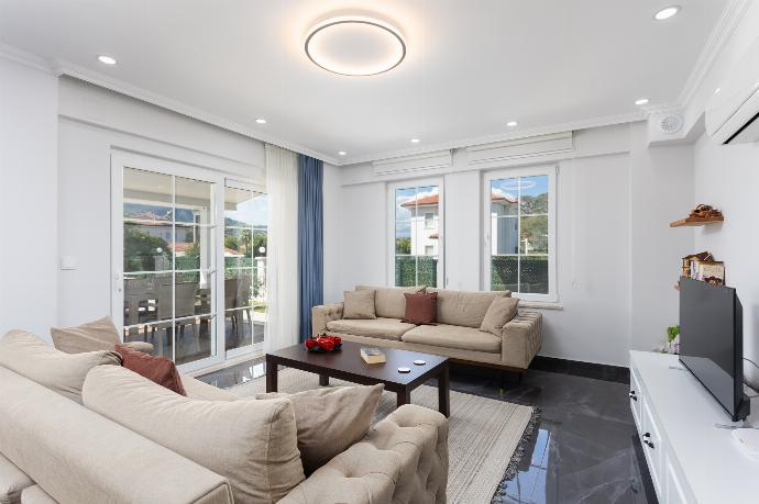 Open-plan living room with sofas, dining area, kitchen, A/C, WiFi internet, and satellite TV . - Villa Vista . (Fotogalerie) }}