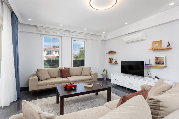 Open-plan living room with sofas, dining area, kitchen, A/C, WiFi internet, and satellite TV . - Villa Vista . (Galería de imágenes) }}