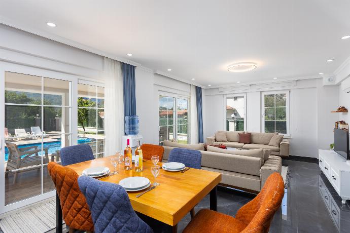 Open-plan living room with sofas, dining area, kitchen, A/C, WiFi internet, and satellite TV . - Villa Vista . (Fotogalerie) }}