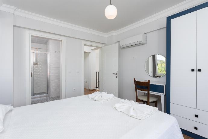 Double bedroom with en suite bathroom and A/C . - Villa Vista . (Galleria fotografica) }}