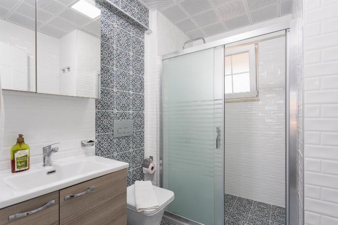 En suite bathroom with shower . - Villa Vista . (Galerie de photos) }}