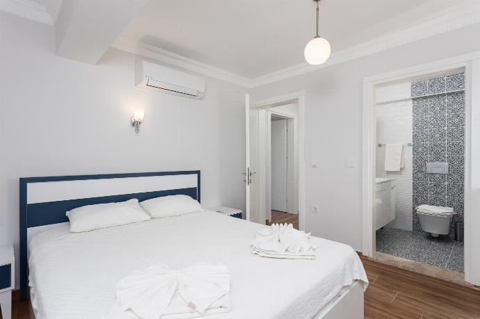 Double bedroom with en suite bathroom and A/C . - Villa Vista . (Galerie de photos) }}