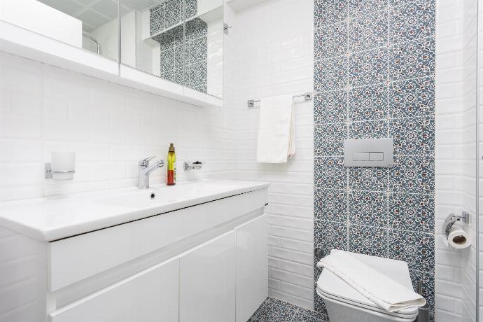 En suite bathroom with shower . - Villa Vista . (Galerie de photos) }}