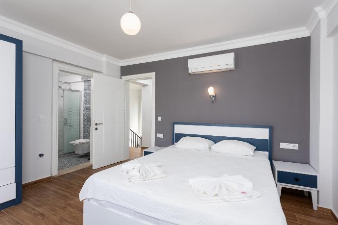 Double bedroom with en suite bathroom and A/C . - Villa Vista . (Galerie de photos) }}