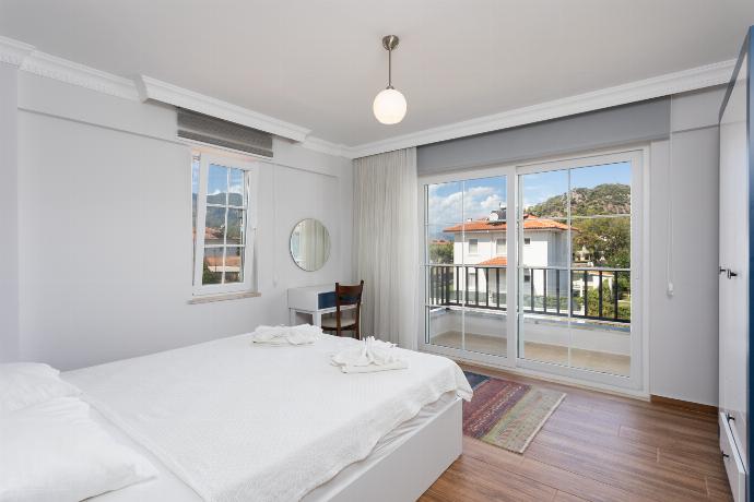 Double bedroom with en suite bathroom and A/C . - Villa Vista . (Photo Gallery) }}