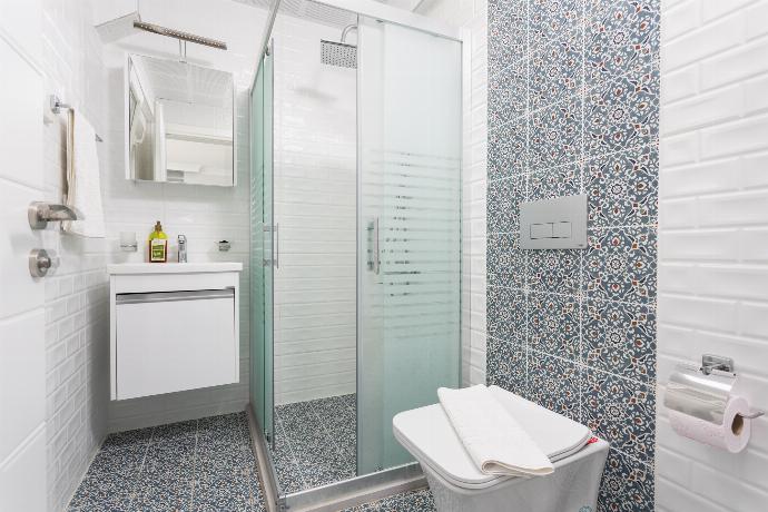 En suite bathroom with shower . - Villa Vista . (Galerie de photos) }}