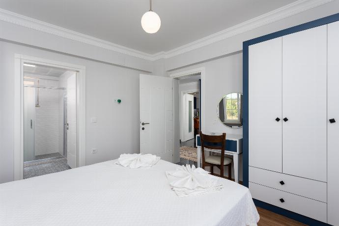 Double bedroom with en suite bathroom and A/C . - Villa Vista . (Fotogalerie) }}