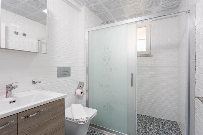 En suite bathroom with shower . - Villa Vista . (Fotogalerie) }}