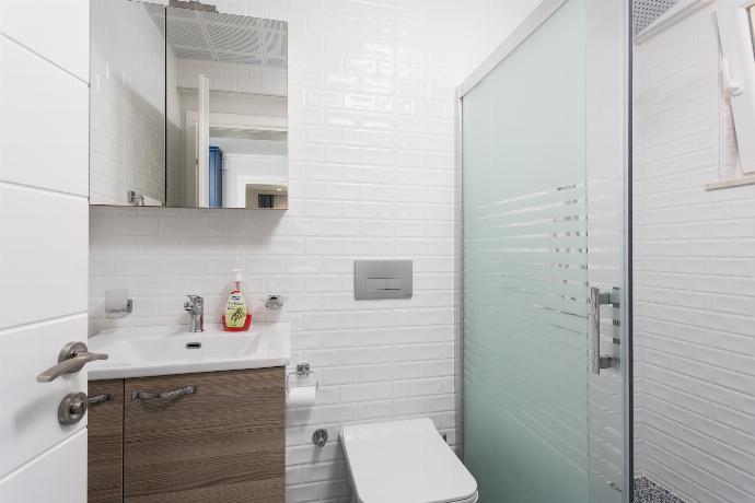 Family bathroom with shower . - Villa Vista . (Galleria fotografica) }}