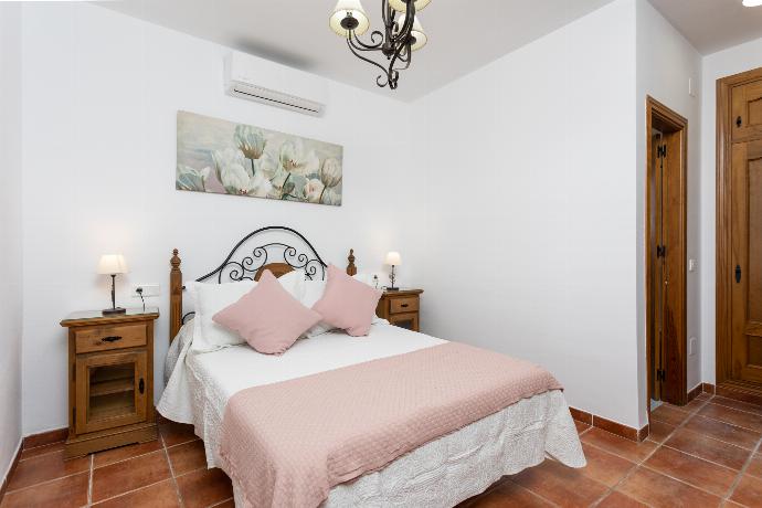 Double bedroom with en suite bathroom and A/C . - Villa Flores . (Галерея фотографий) }}