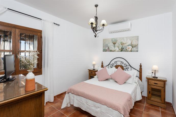 Double bedroom with en suite bathroom and A/C . - Villa Flores . (Galerie de photos) }}