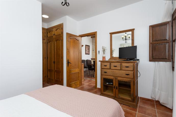 Double bedroom with en suite bathroom and A/C . - Villa Flores . (Galería de imágenes) }}
