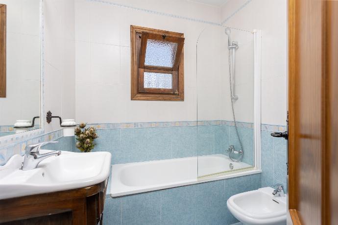 En suite bathroom with bath and shower . - Villa Flores . (Галерея фотографий) }}