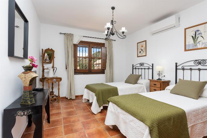 Twin bedroom with A/C . - Villa Flores . (Photo Gallery) }}