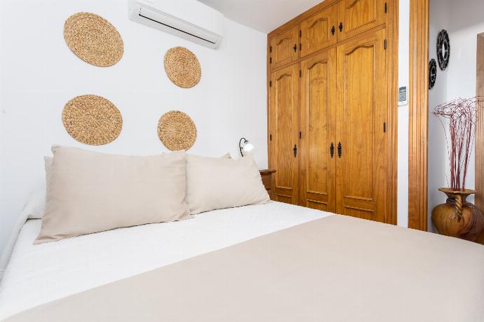 Double bedroom with A/C . - Villa Flores . (Fotogalerie) }}