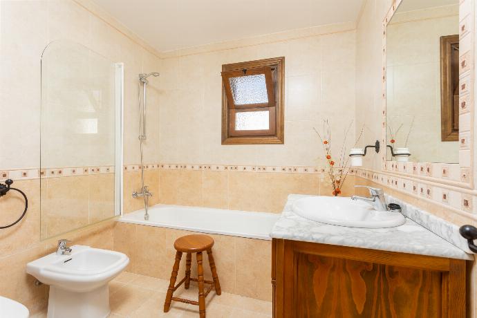 Family bathroom with bath and shower . - Villa Flores . (Photo Gallery) }}