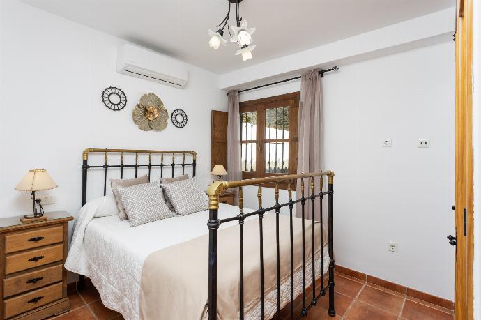 Double bedroom with A/C . - Villa Flores . (Fotogalerie) }}