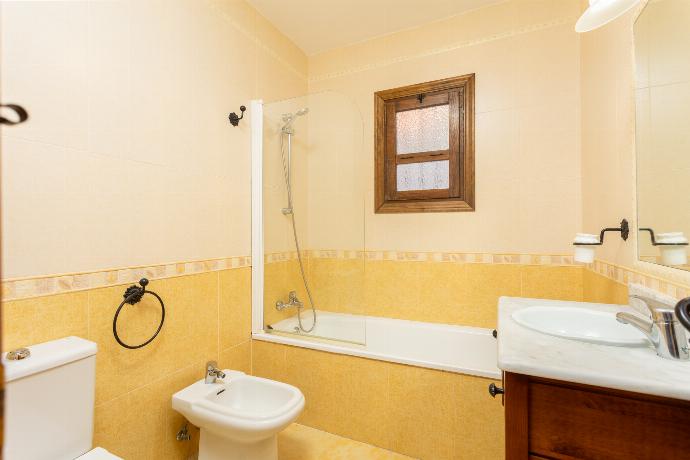 Family bathroom with bath and shower . - Villa Flores . (Galerie de photos) }}